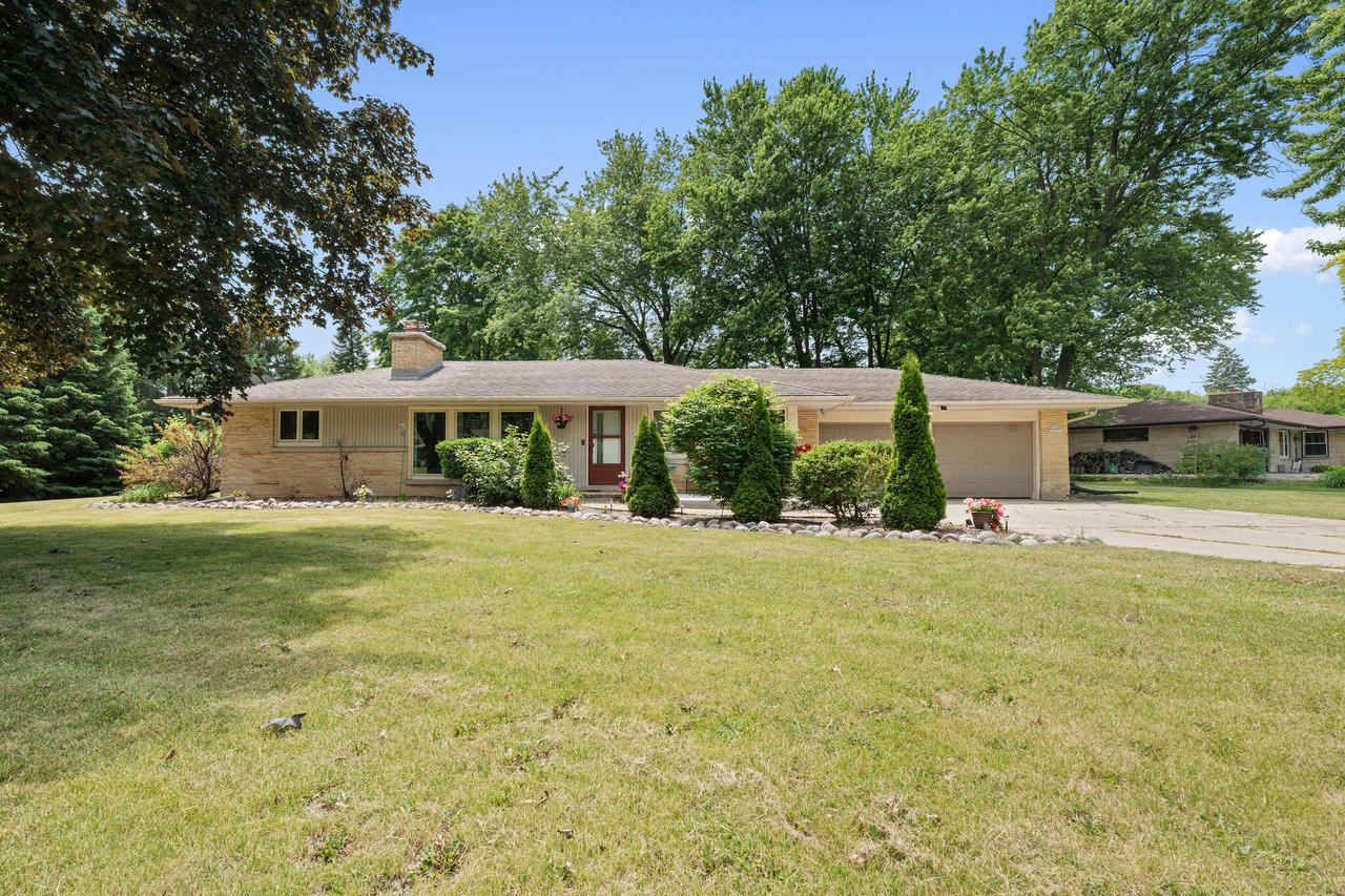 N76W14321 Lari Lou Dr, Menomonee Falls, WI 53051