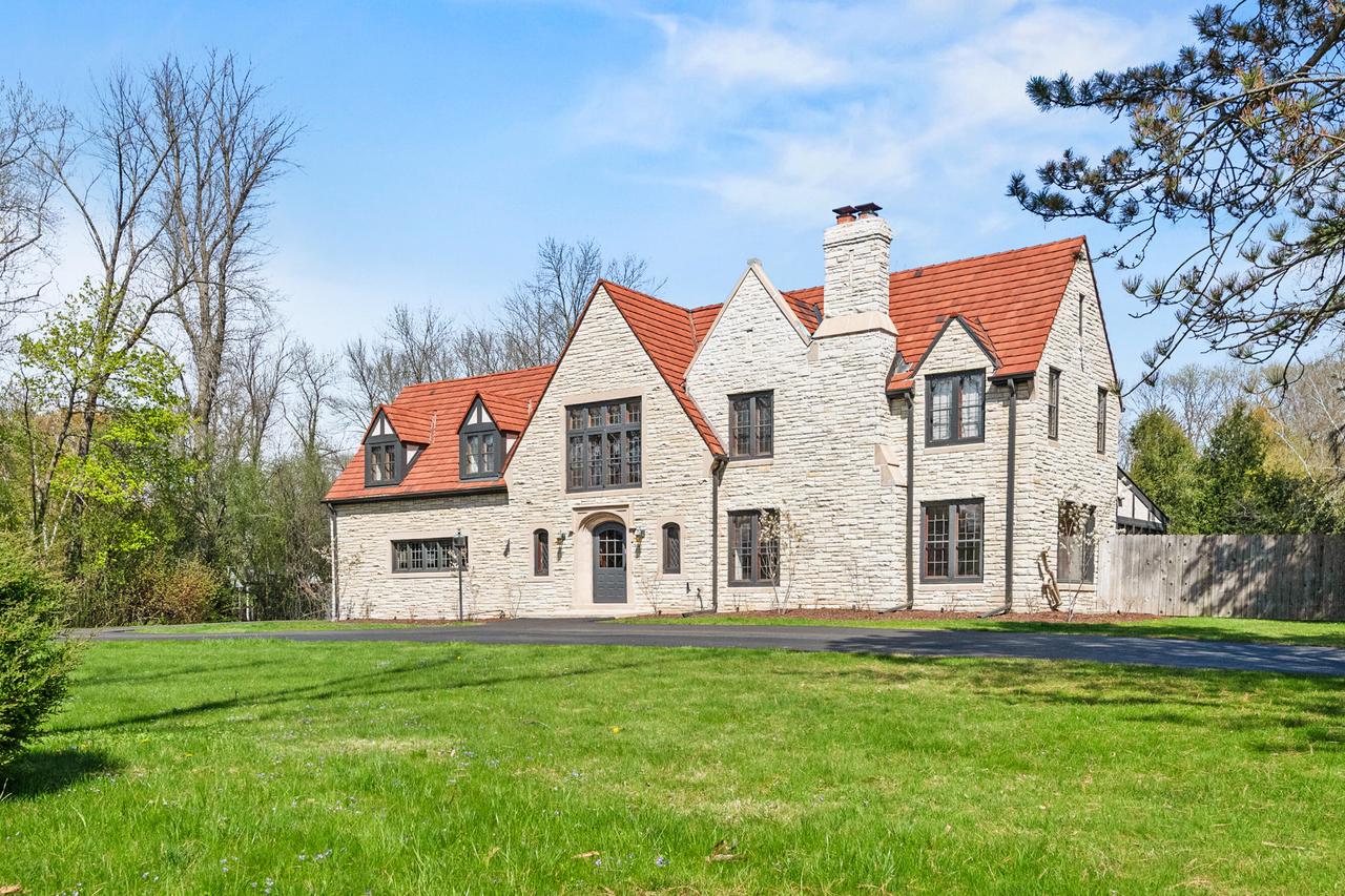 8040 N Gray Log Ln, Fox Point, WI 53217