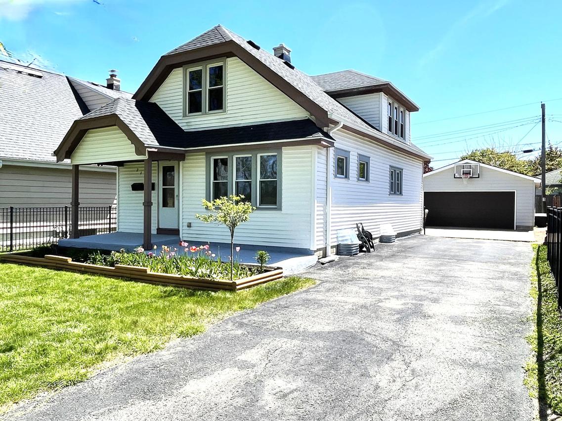 2401 W Plainfield Ave, Milwaukee, WI 53221