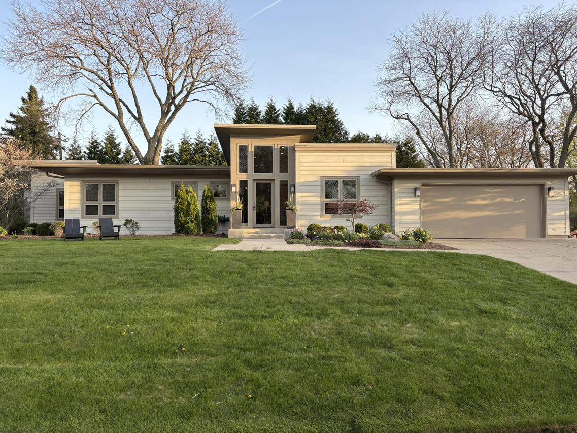 405 E Macarthur Rd, Fox Point, WI 53217