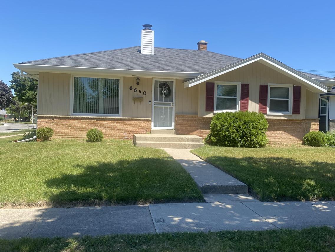 6650 W Clovernook Ct, Milwaukee, WI 53223