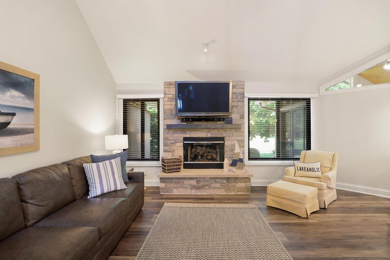 964 Duck Pond Rd, Fontana, WI 53125
