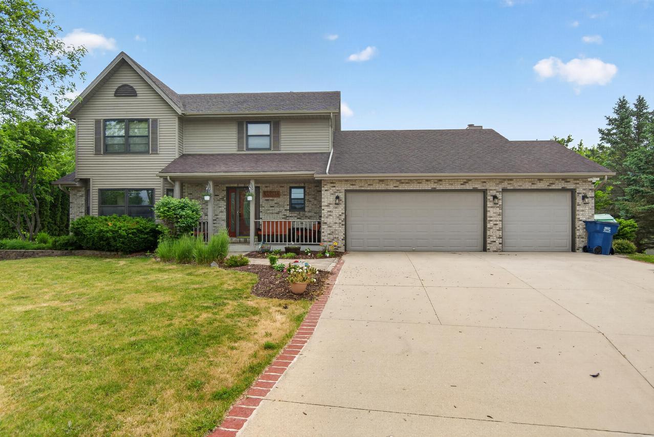 215 Quail Cir, Newburg, WI 53090