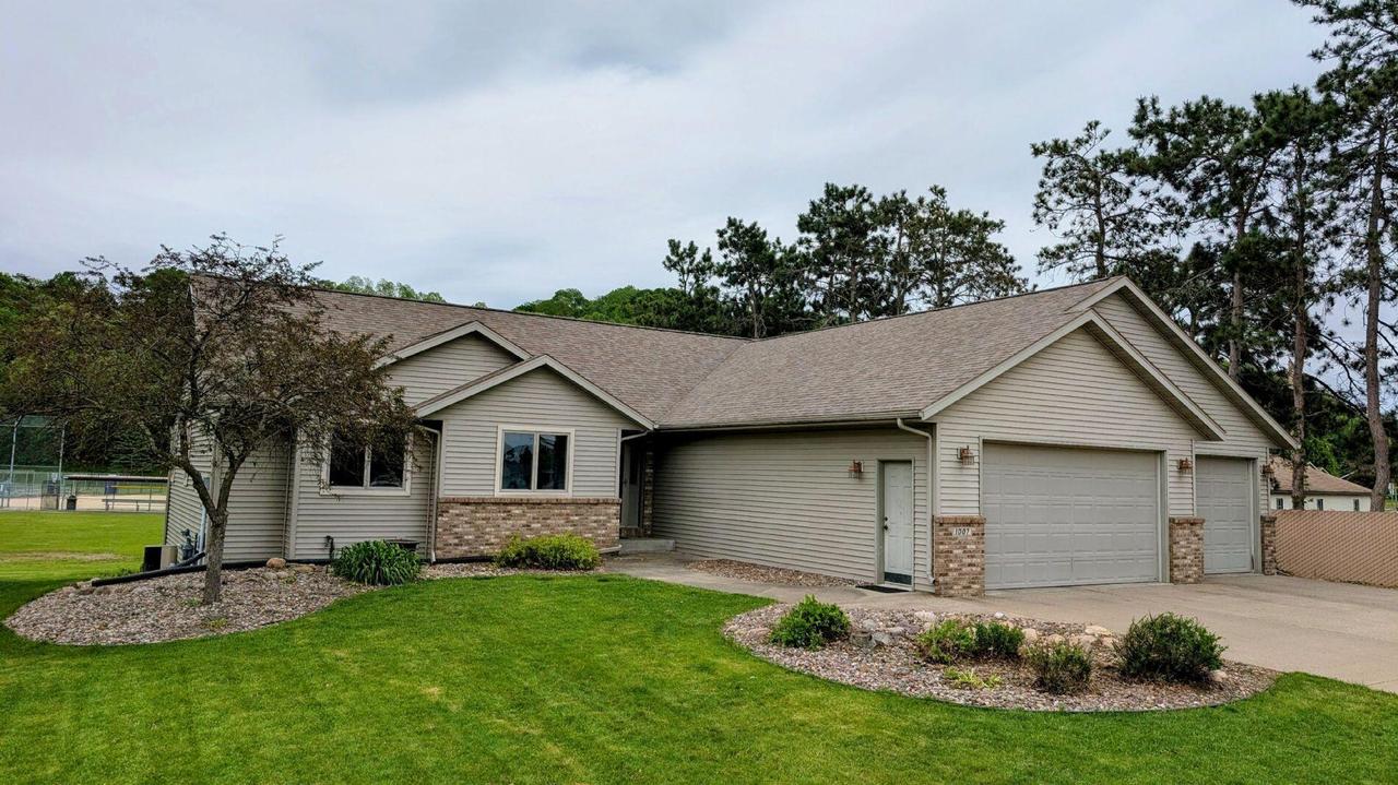 1007 E 3rd Ave, Holmen, WI 54636