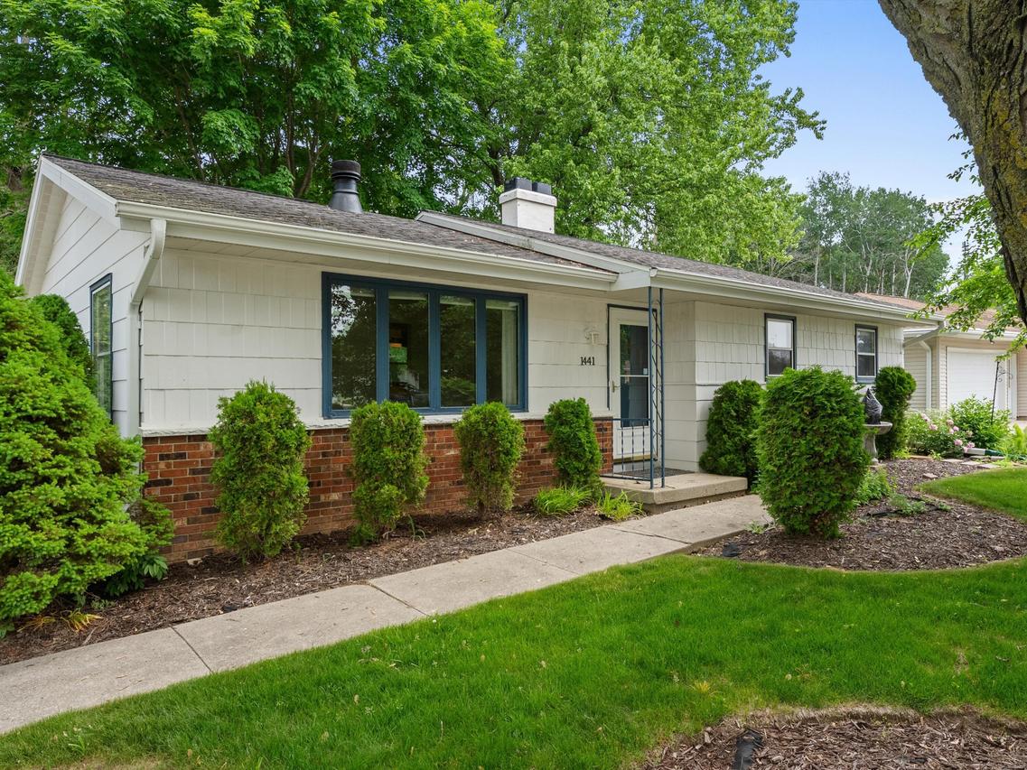 1441 Lee Cir, Manitowoc, WI 54220