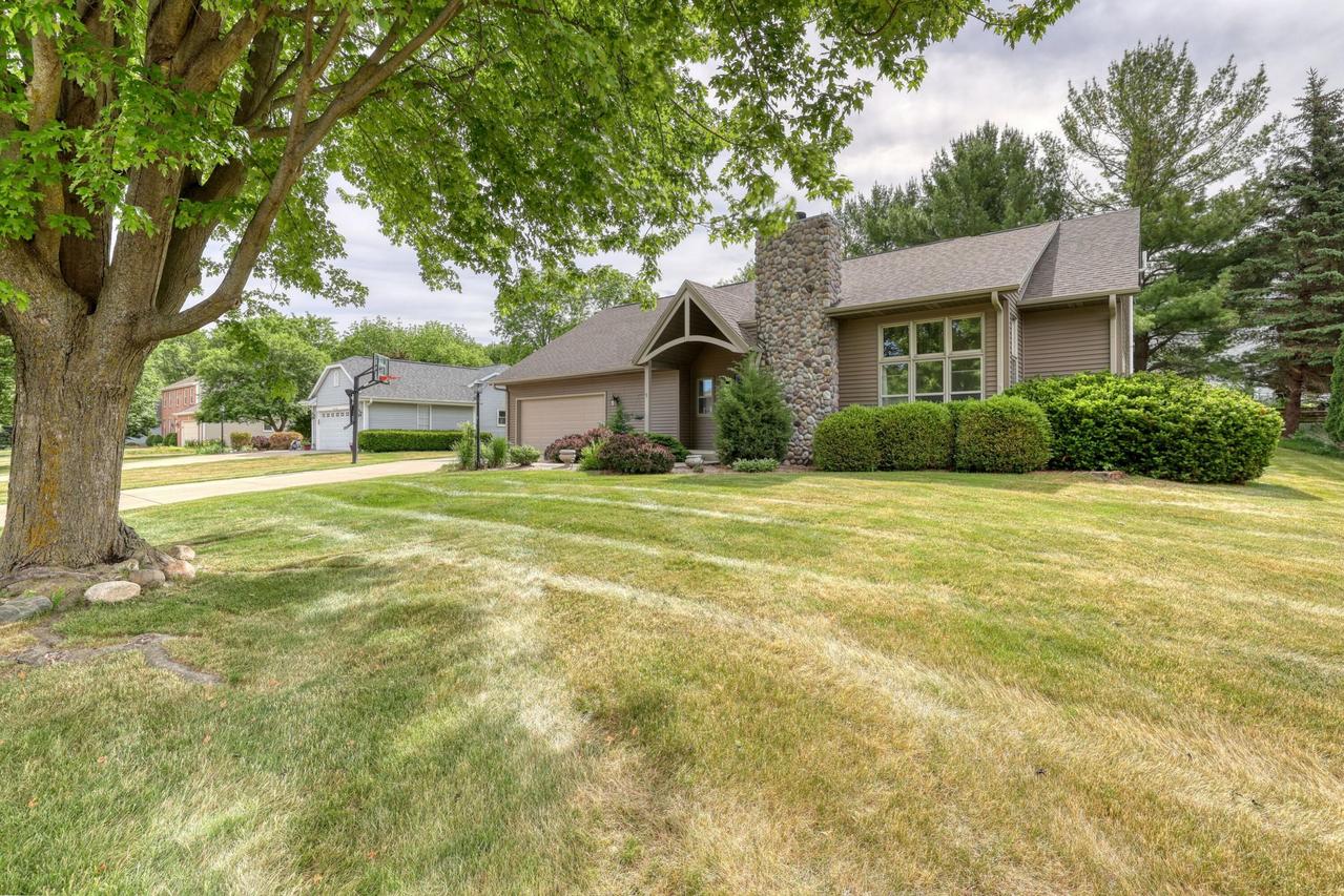 798 Greenway Ter, Hartland, WI 53029