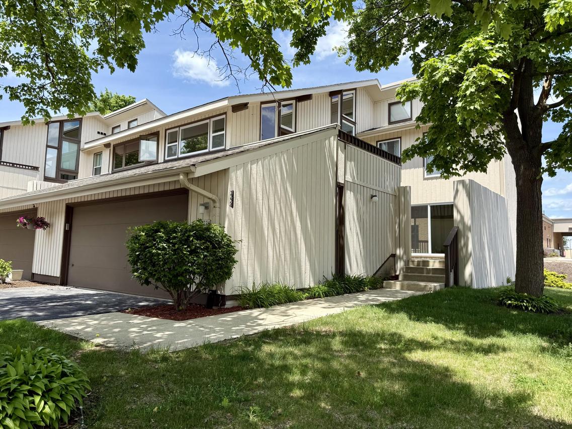 1224 W Baldwin Ct, Mequon, WI 53092