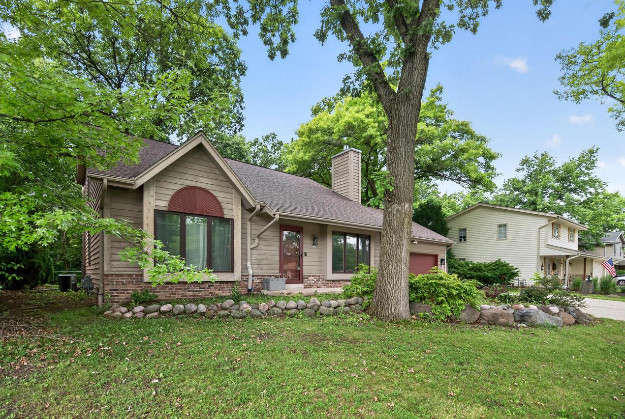 9015 S 84th St, Franklin, WI 53132