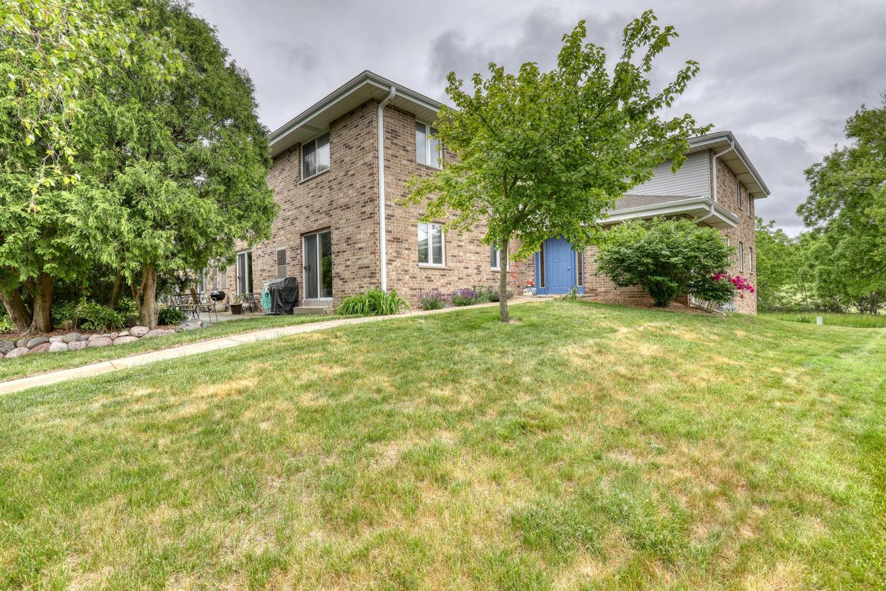 1360 Meadowcreek Dr #F, Pewaukee, WI 53072