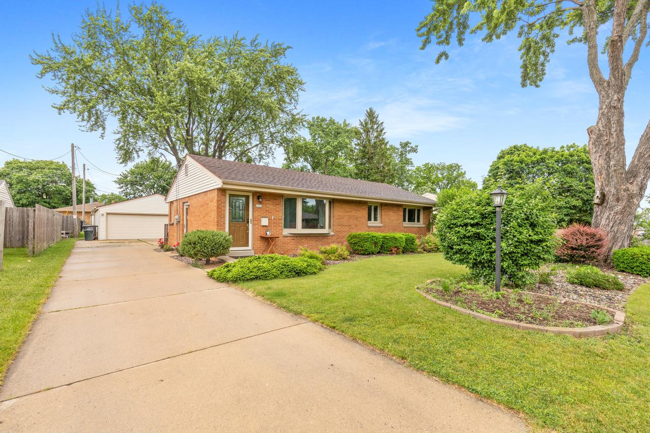 4353 S 61st St, Greenfield, WI 53220