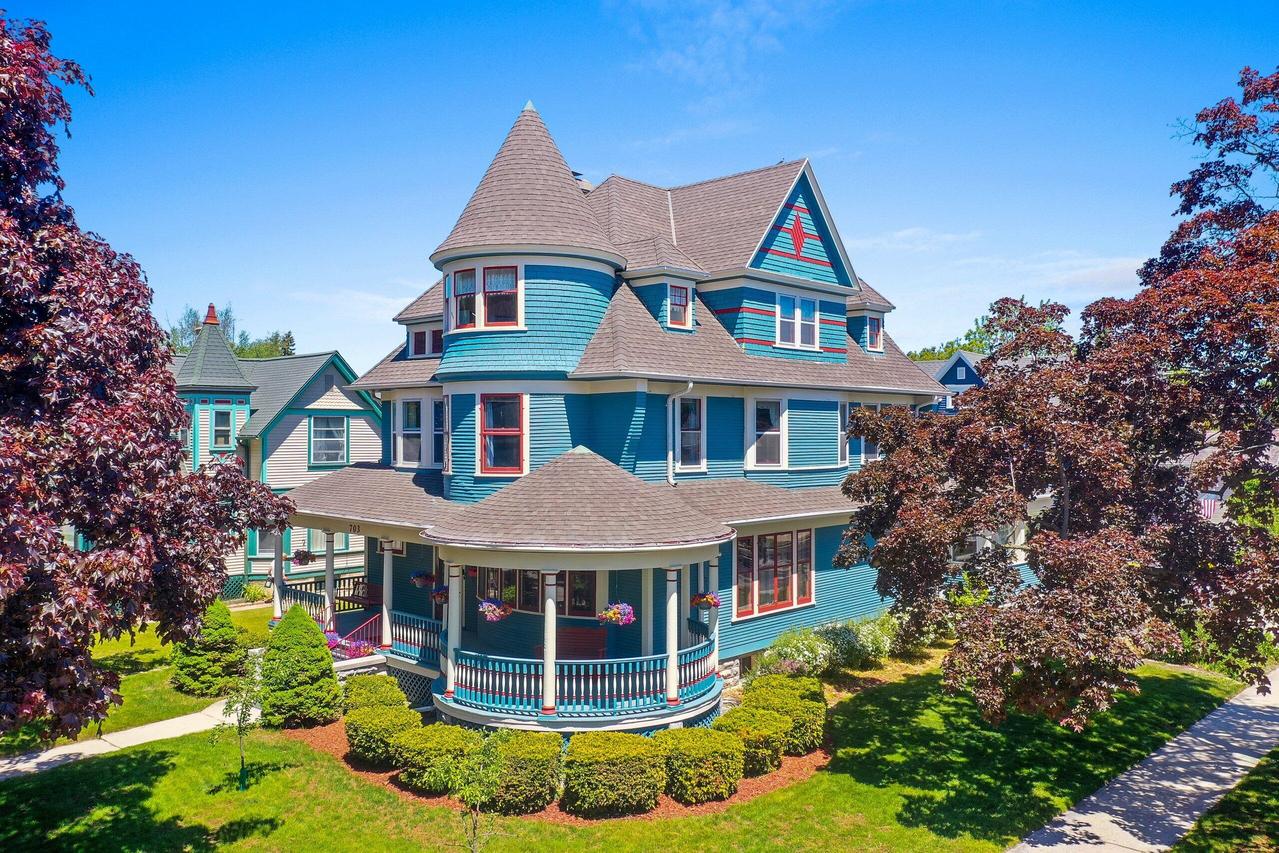 703 N 6th St, Manitowoc, WI 54220
