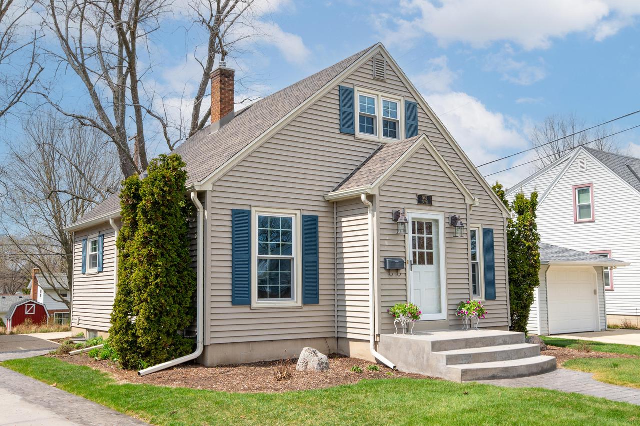 W63N391 Hillcrest Ave, Cedarburg, WI 53012
