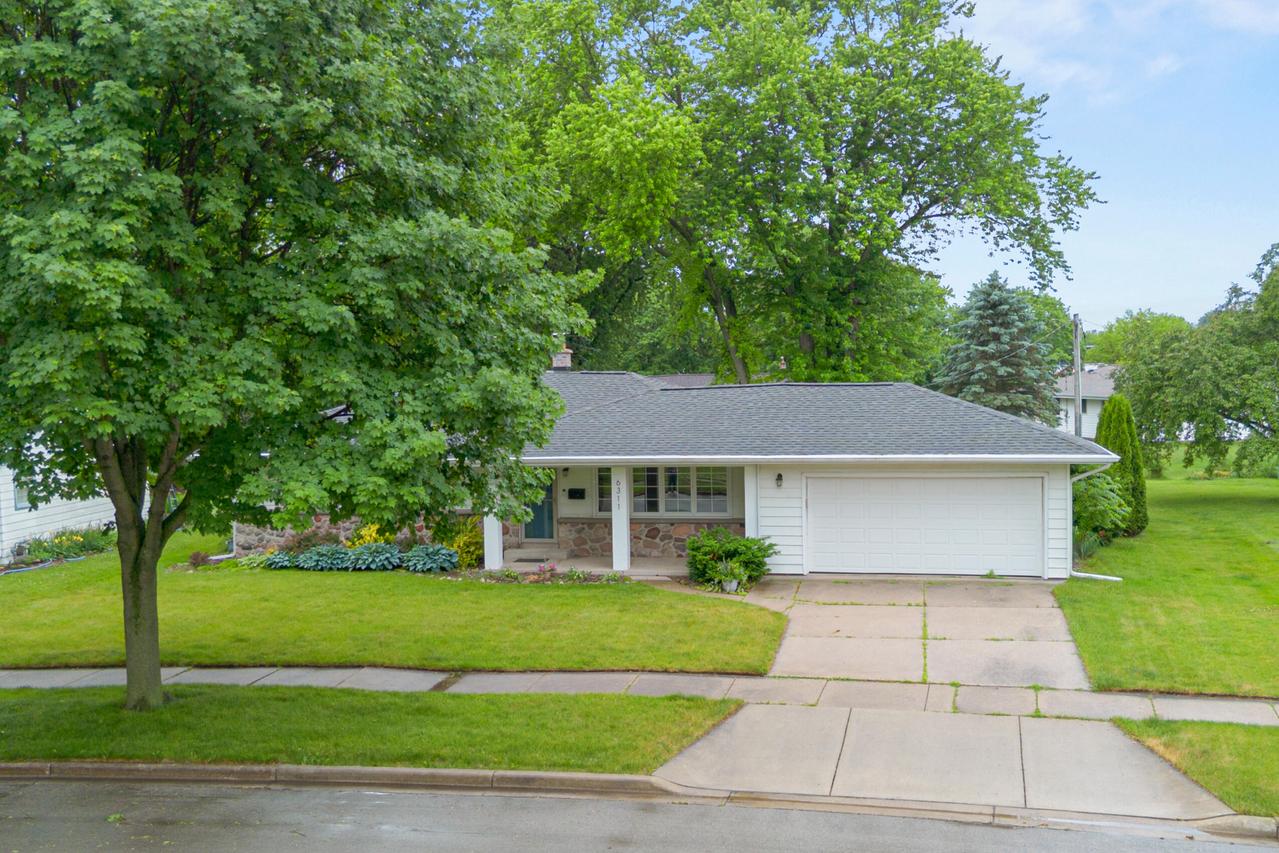 N88W6311 Willowbrooke Dr, Cedarburg, WI 53012