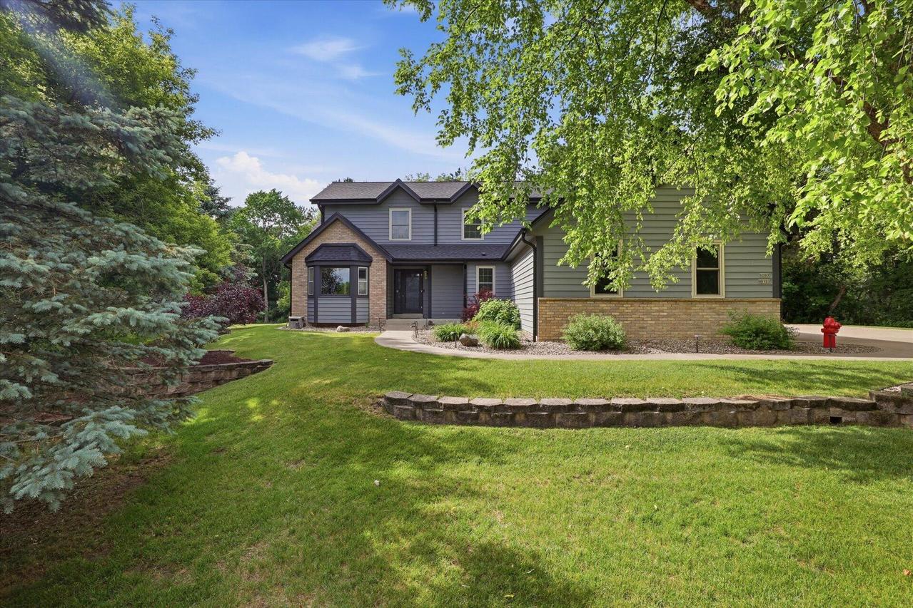 W280N8123 Black Diamond Ct, Merton, WI 53029