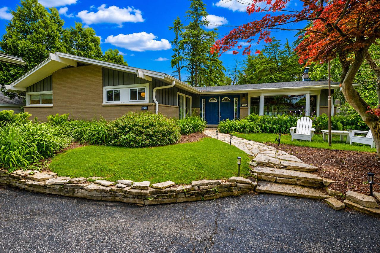 1030 W Riverview Dr, Glendale, WI 53209