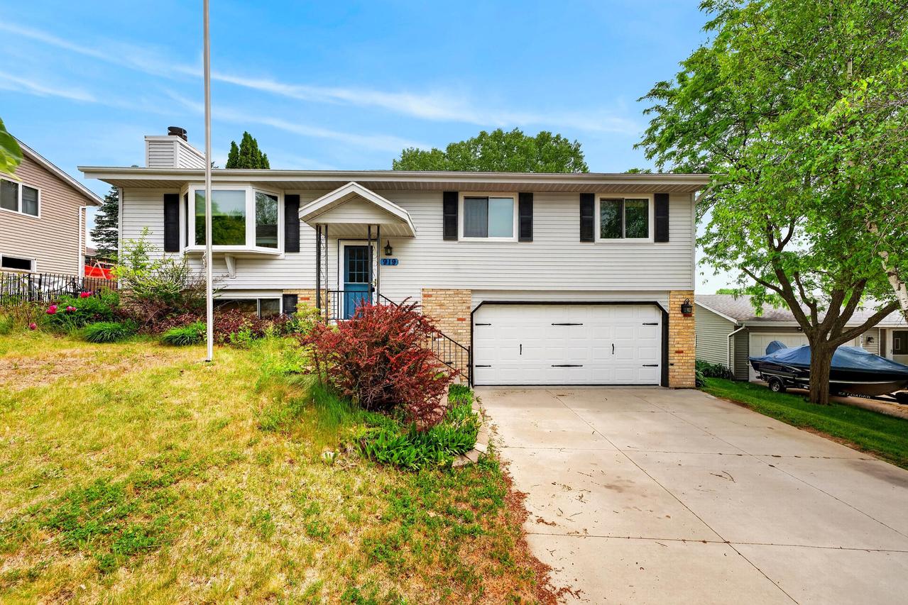 919 Squire Ln, West Bend, WI 53090