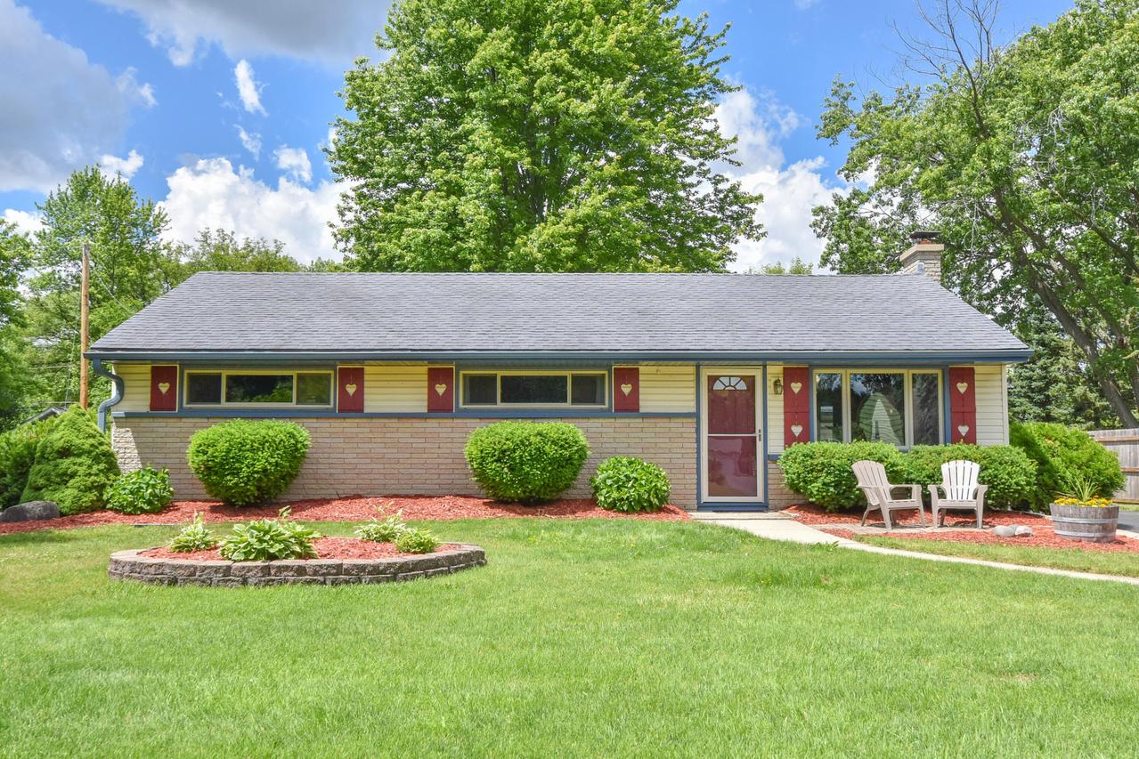 W200N9459 Woodside Ln, Menomonee Falls, WI 53051