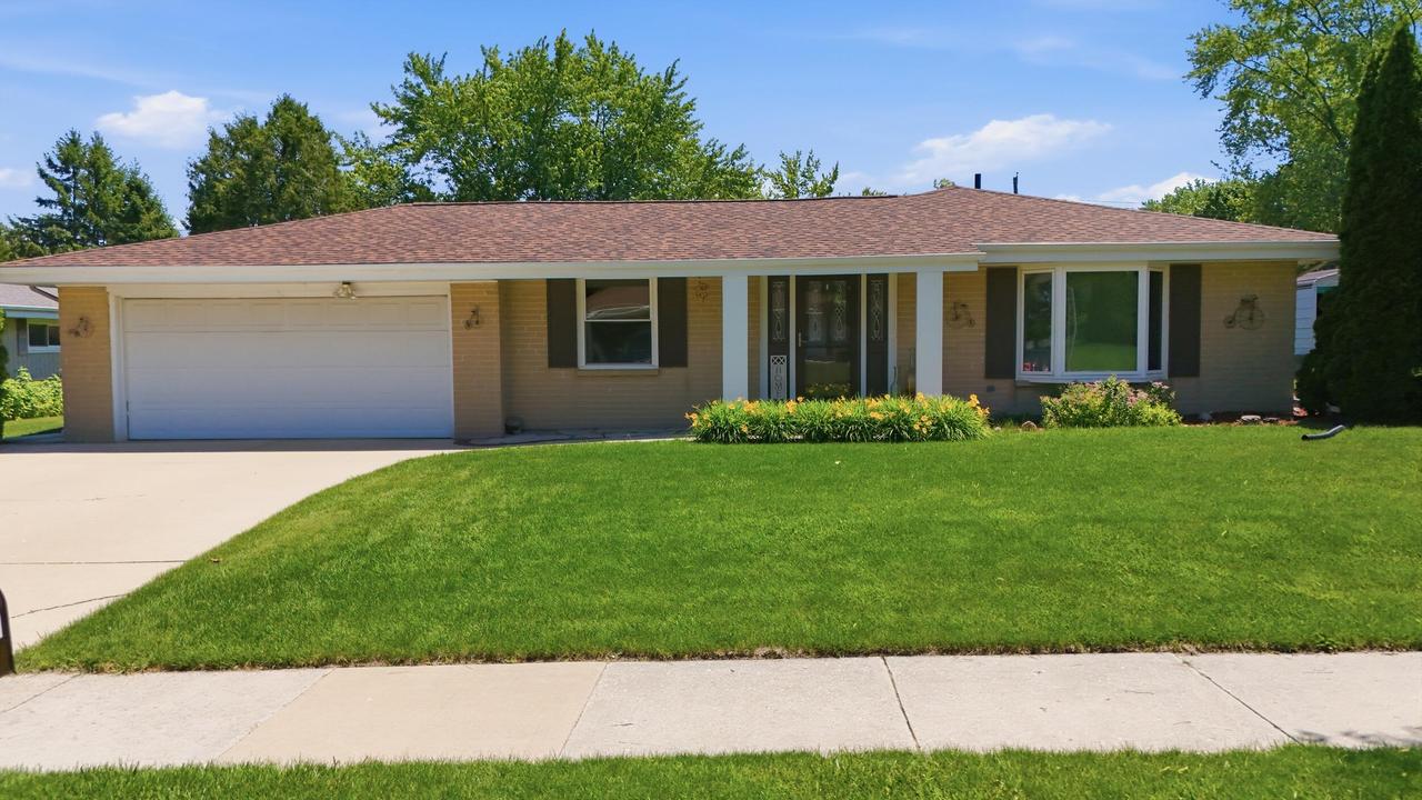 605 E Laverne Dr, Oak Creek, WI 53154