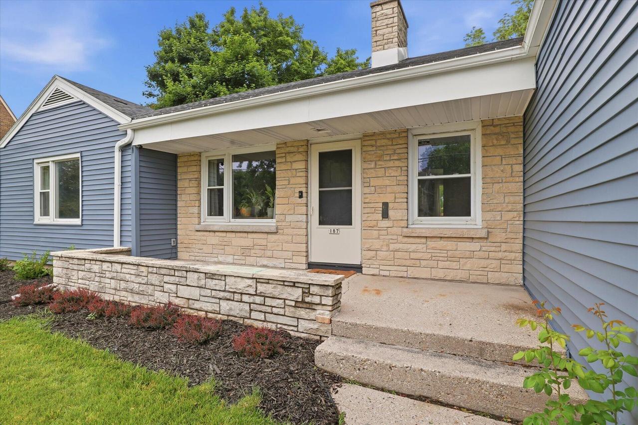 187 W Oak Grove, Juneau, WI 53039