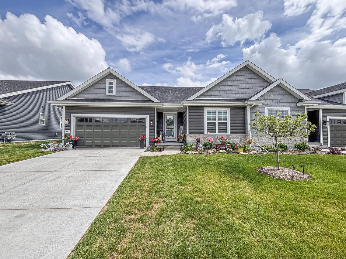957 Elderberry Rd, Oconomowoc, WI 53066