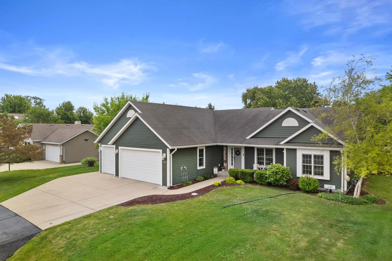 2525 Antoinette Trl, Caledonia, WI 53402