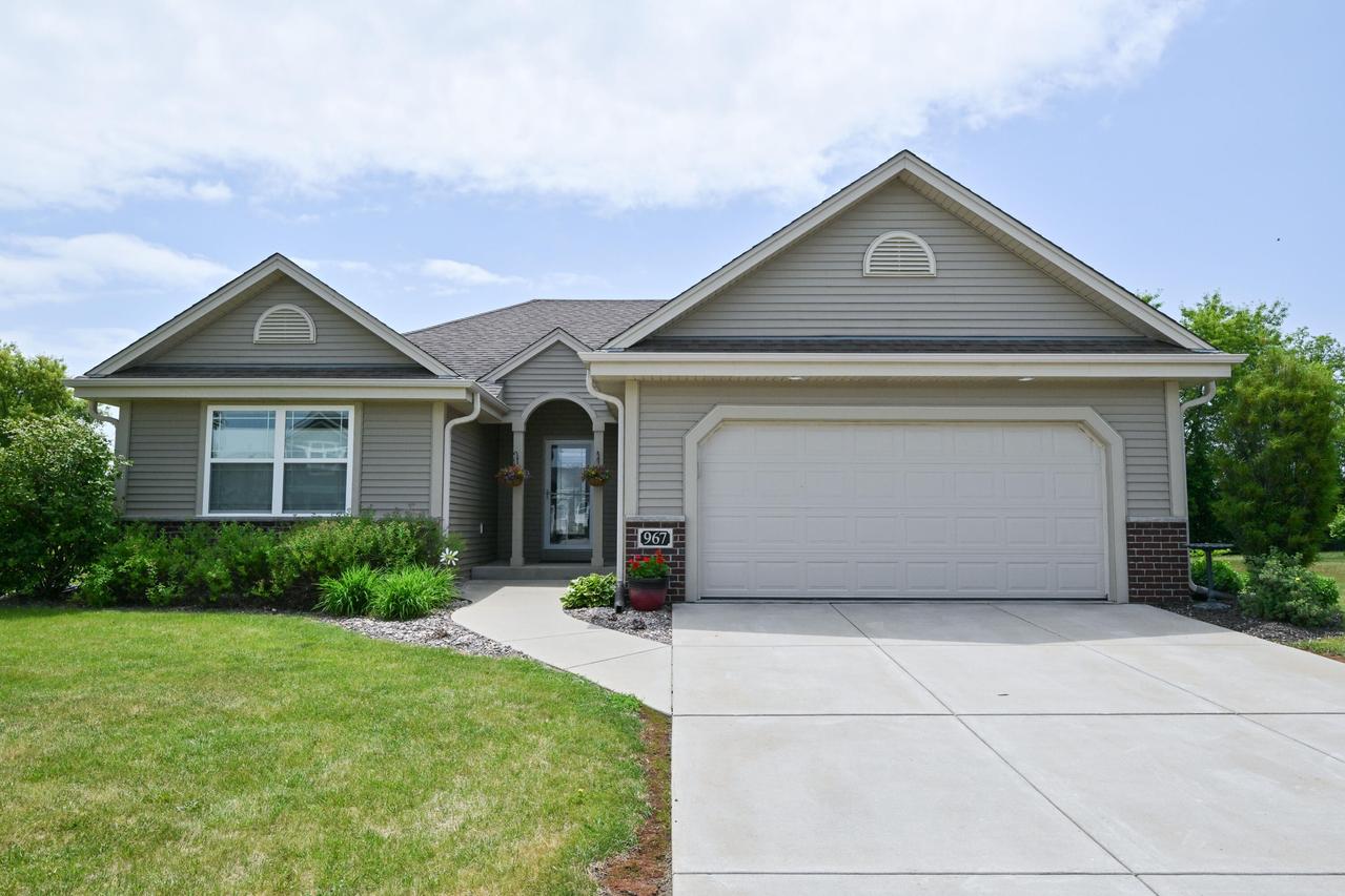 967 Log Cabin Ln, Belgium, WI 53004