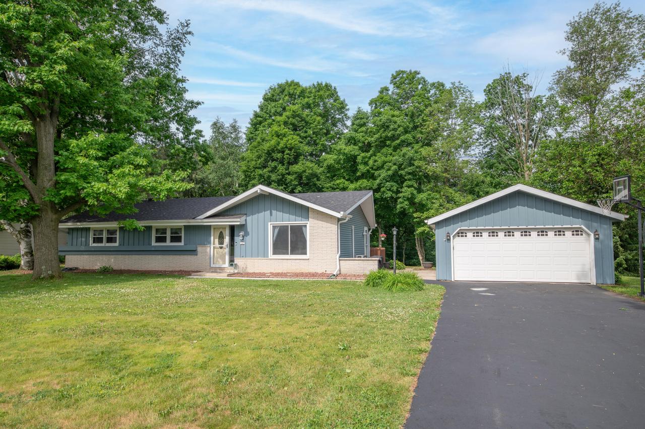 1447 Tomac Ln, Richfield, WI 53033