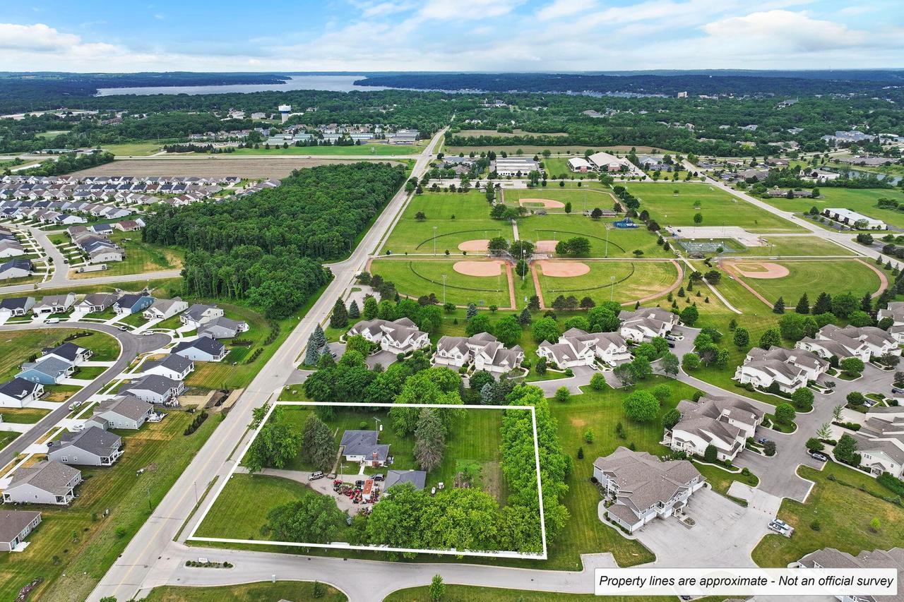 1201 E Townline Rd, Lake Geneva, WI 53147