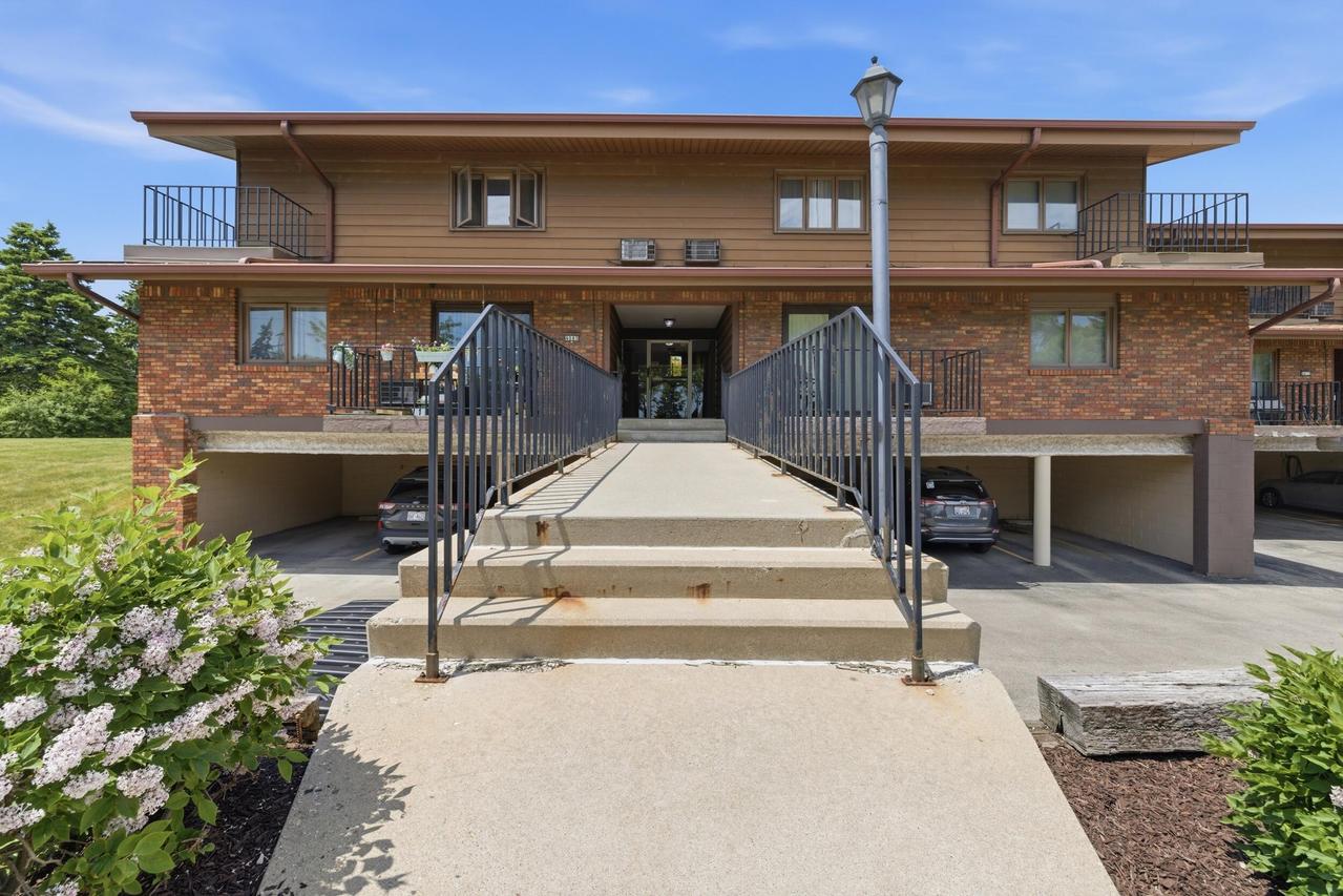 4085 S 84th St #7, Greenfield, WI 53228