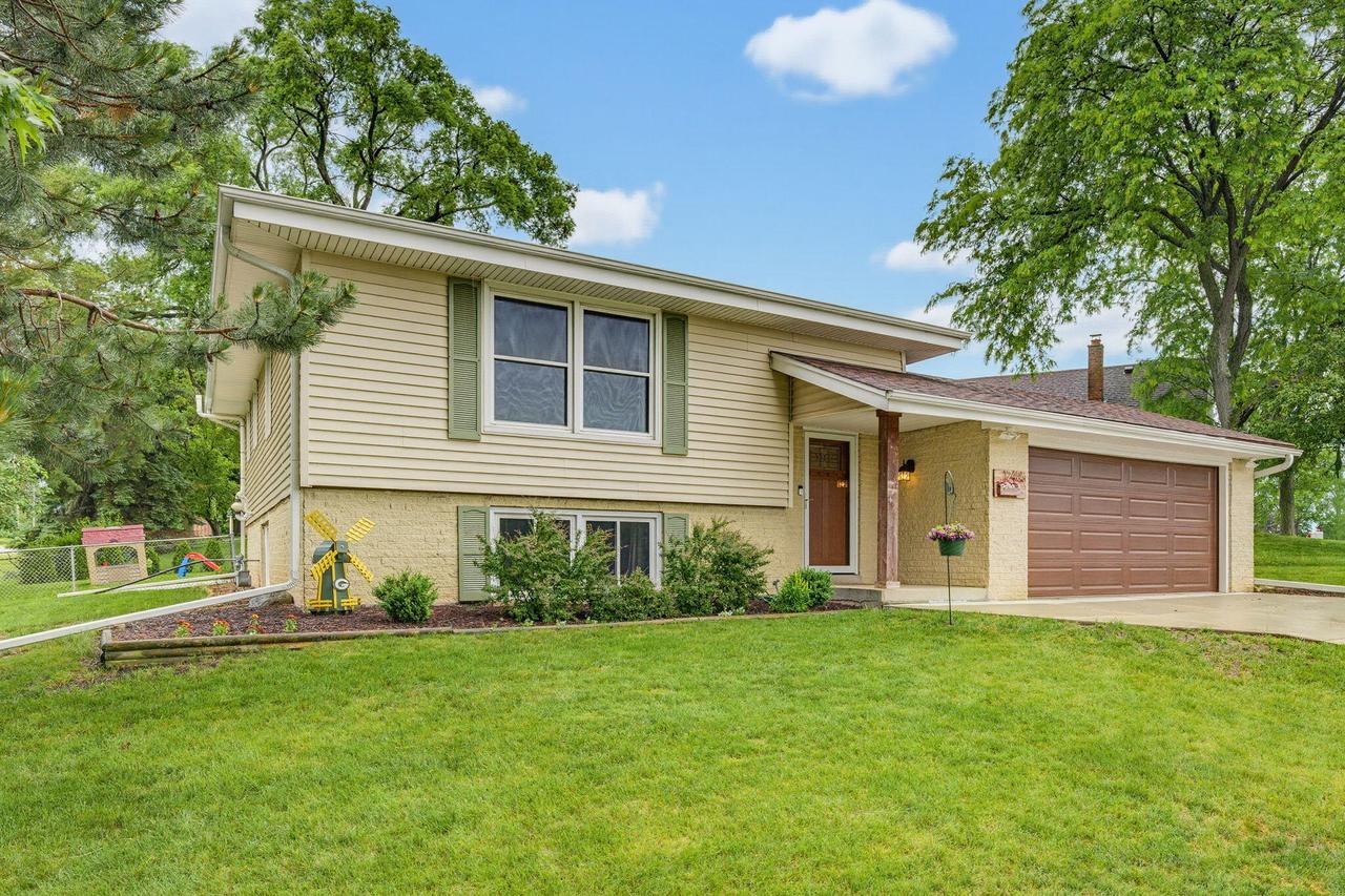 12405 W Crawford Dr, New Berlin, WI 53151