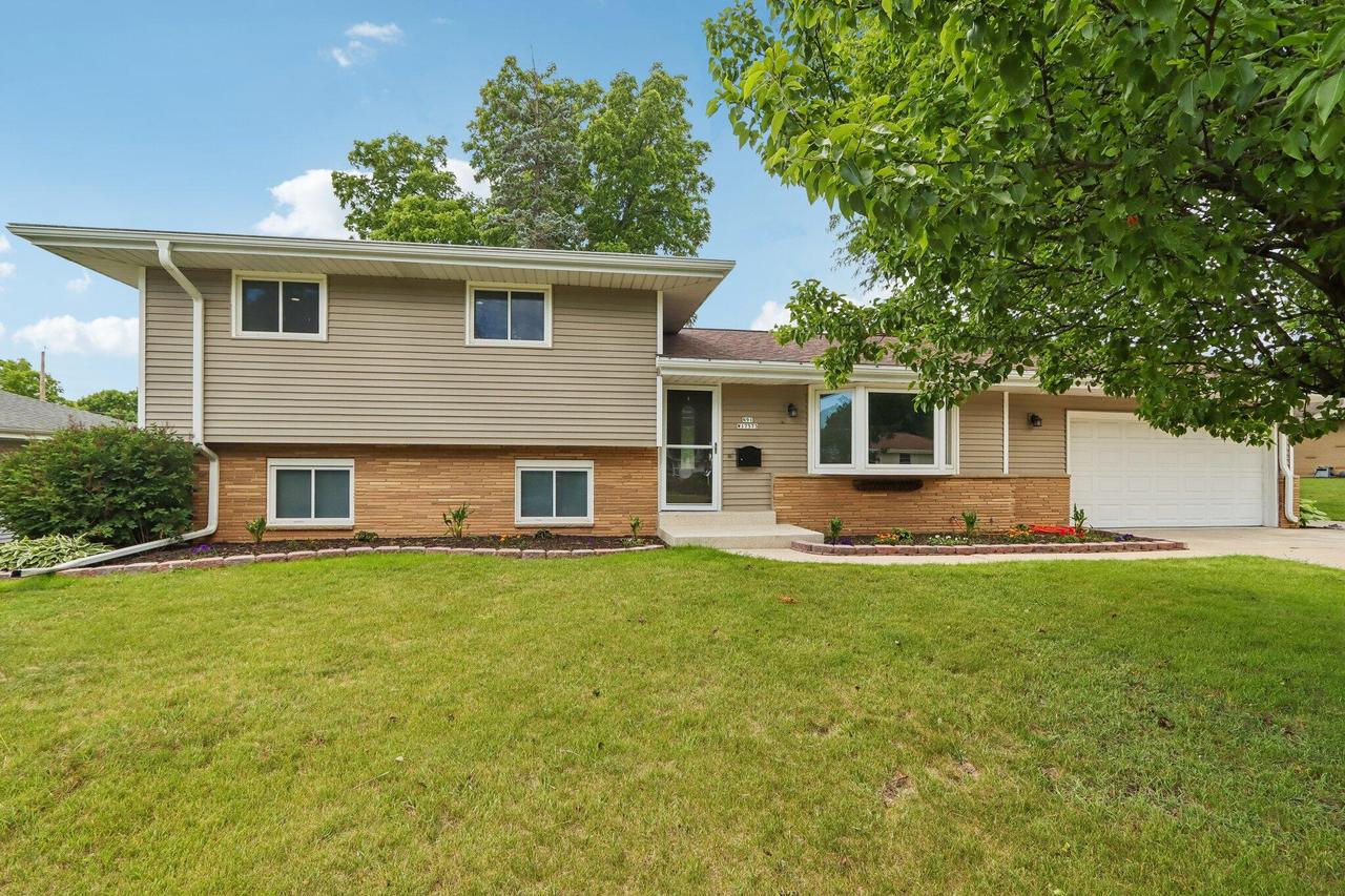 N91W17573 Saint Regis St, Menomonee Falls, WI 53051