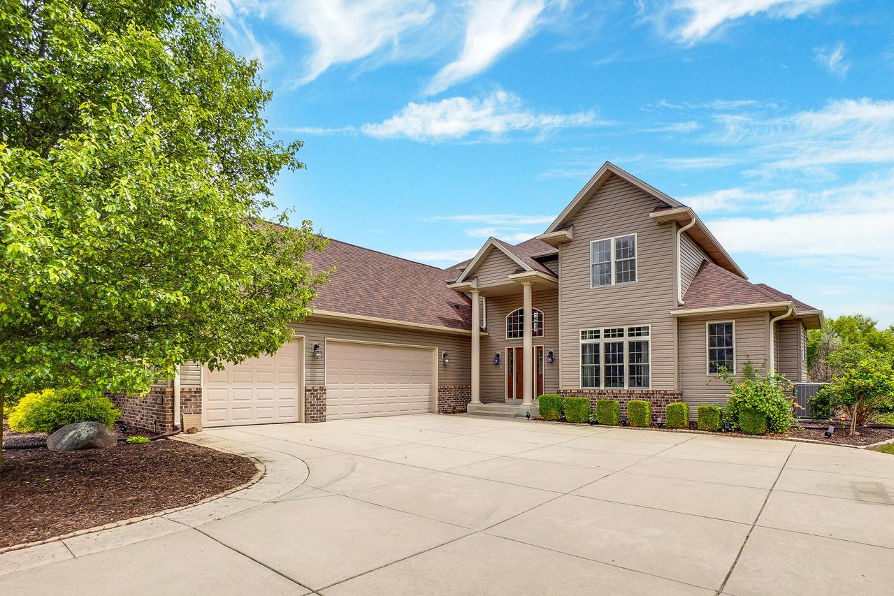 750 Pinehurst Dr, Mukwonago, WI 53149