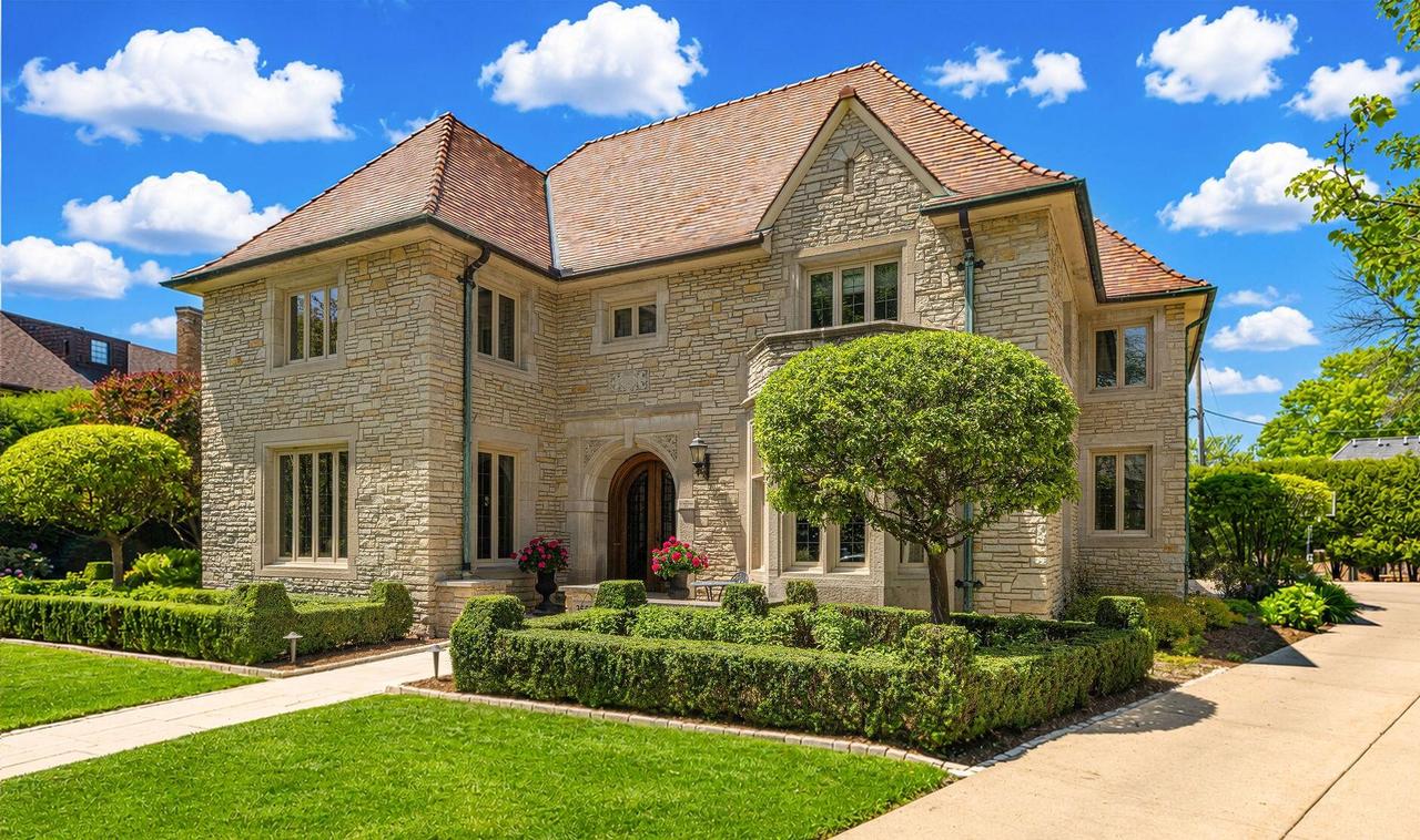 3553 N Shepard Ave, Shorewood, WI 53211