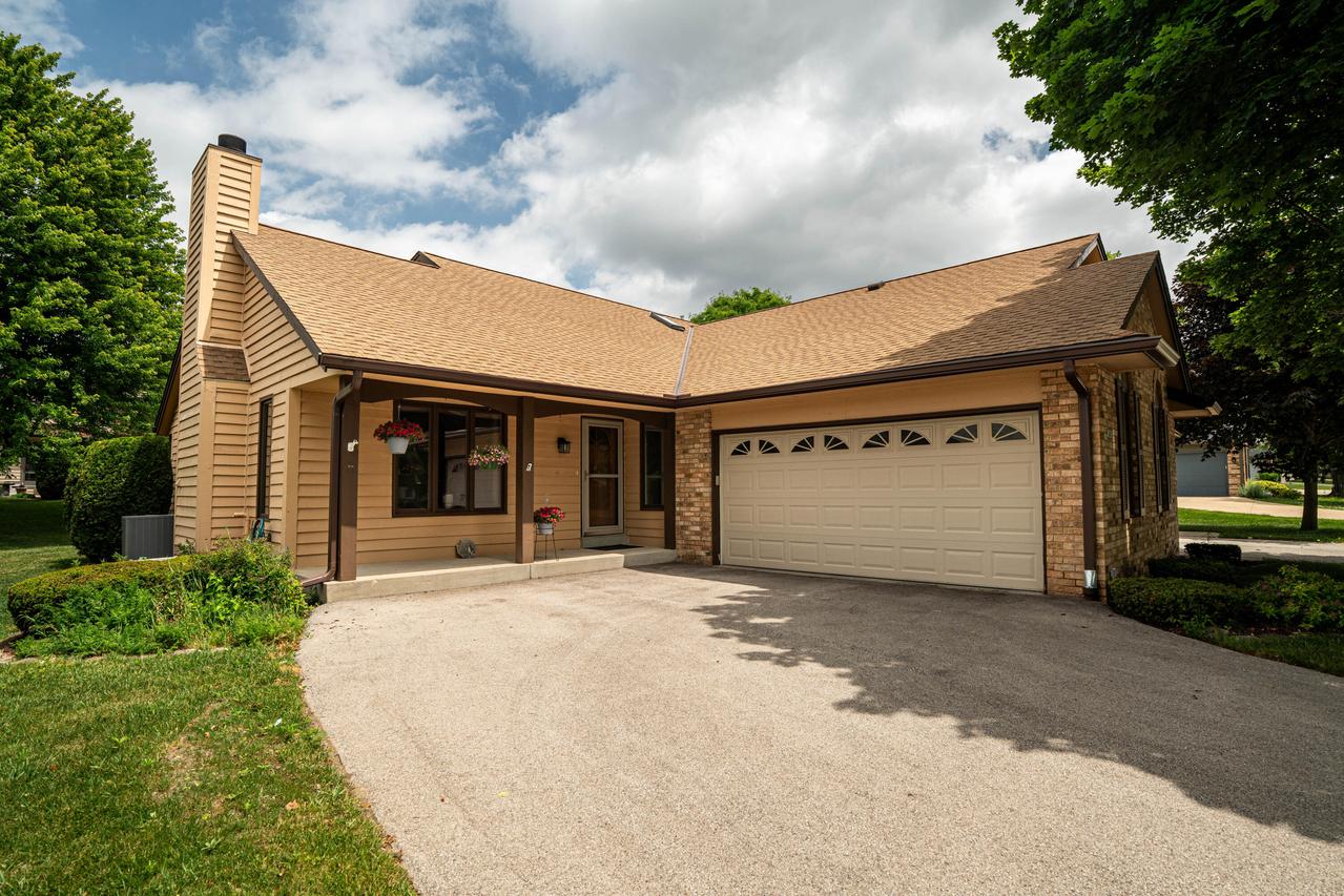 5413 Somerset Ln, Greenfield, WI 53221