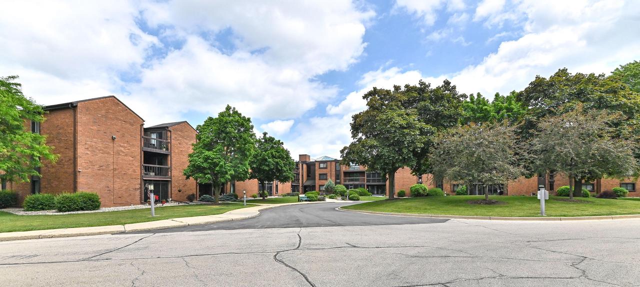6100 W Stonehedge Dr #167, Greenfield, WI 53220