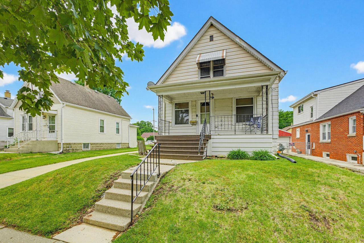1957 S 89th St, West Allis, WI 53227