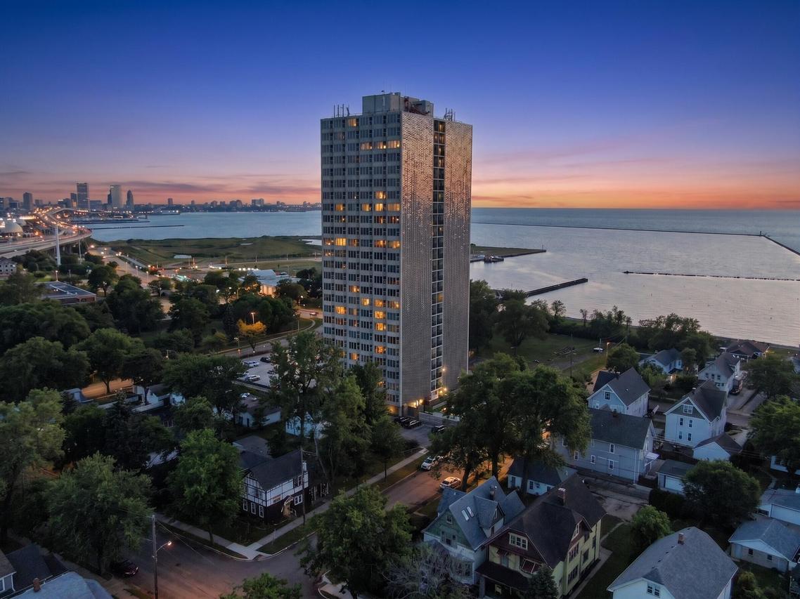 2525 S Shore Dr #15B, Milwaukee, WI 53207