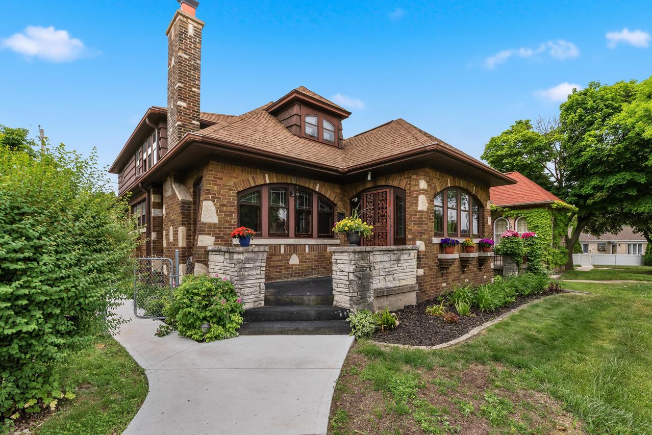 3239 W Drury Ln, Milwaukee, WI 53215