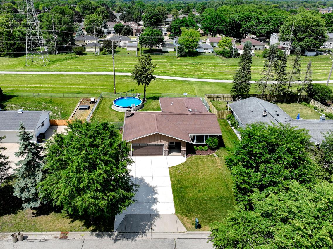 7880 W Plainfield Ave, Greenfield, WI 53220