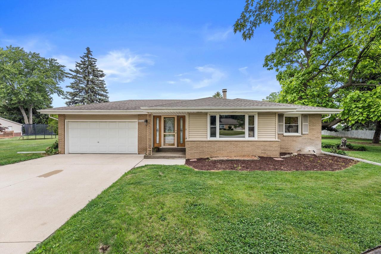 3706 S 157th St, New Berlin, WI 53151