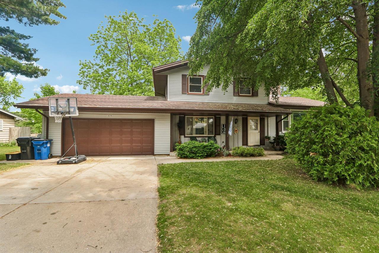 1419 Crabapple Dr, Racine, WI 53405