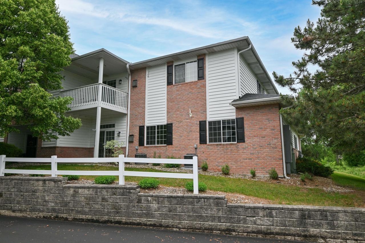 W241N2533 E Parkway Meadow #2, Pewaukee, WI 53072
