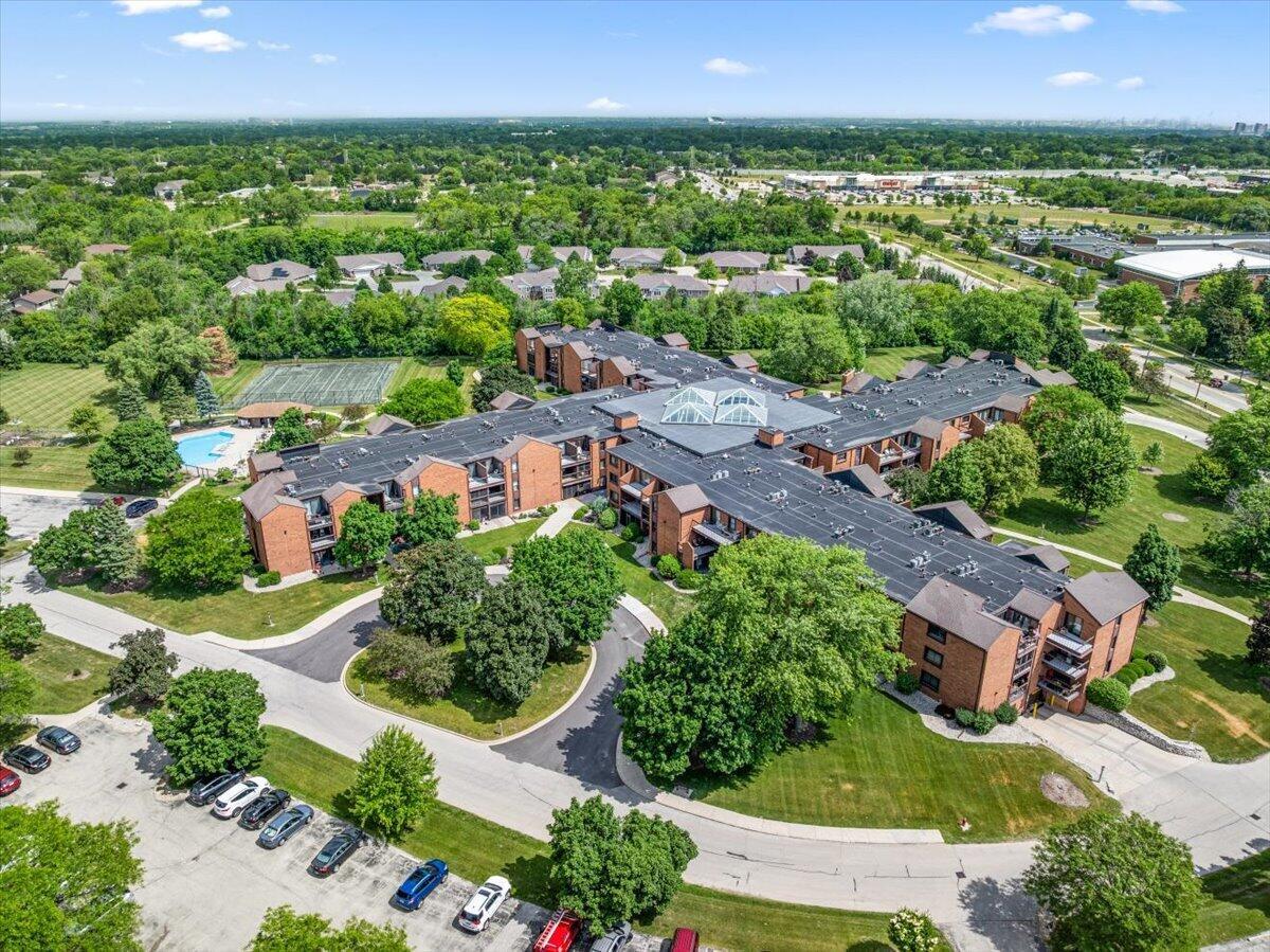 6100 W Stonehedge Dr #323, Greenfield, WI 53220