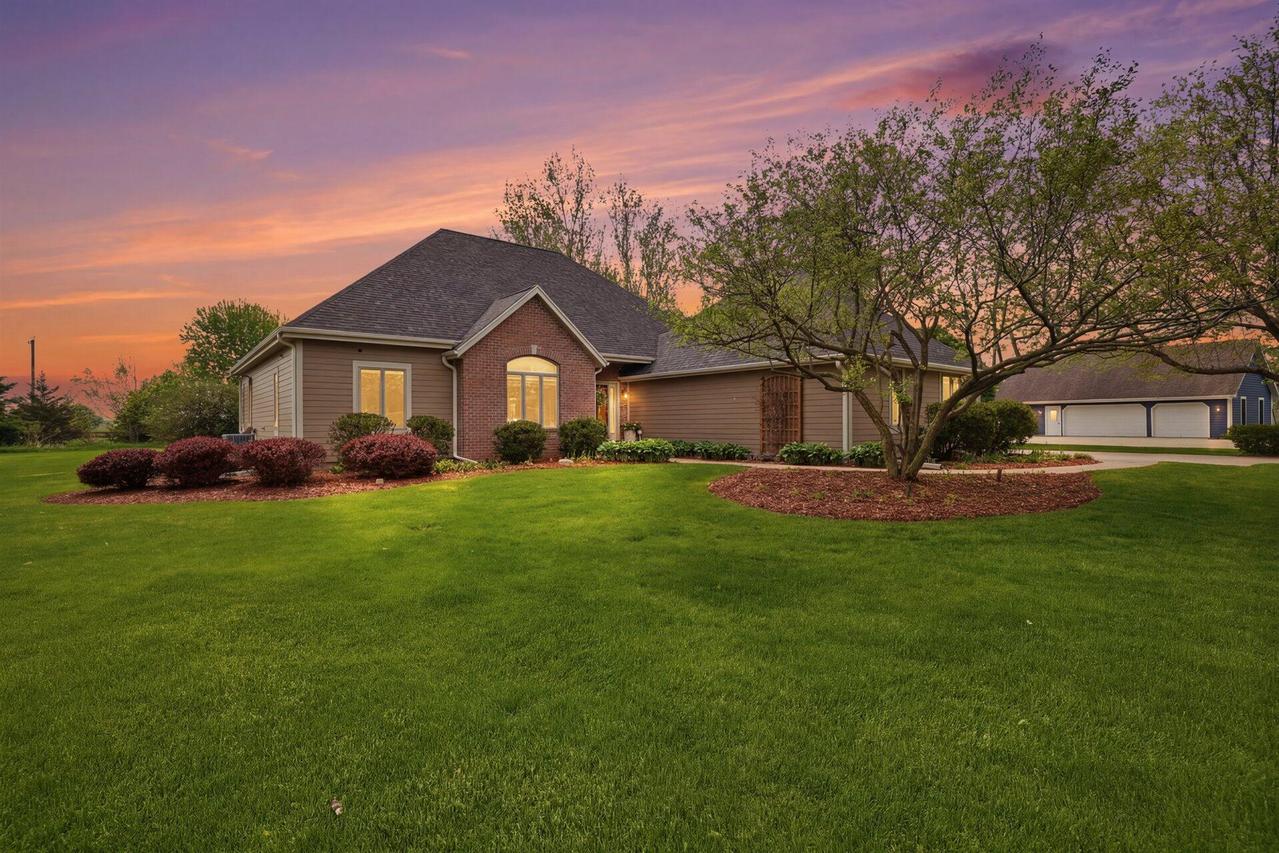 W280N8120 Black Diamond Ct, Merton, WI 53029