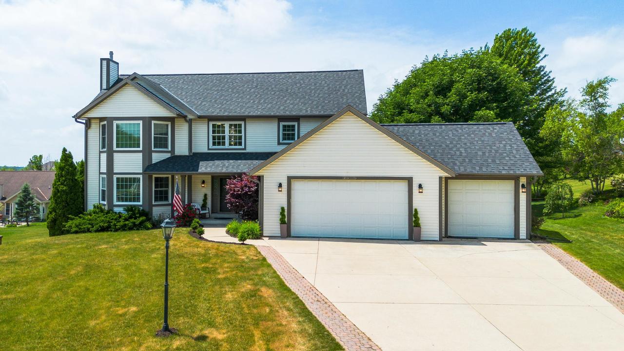 W127S9657 Scott Krause Dr, Muskego, WI 53150
