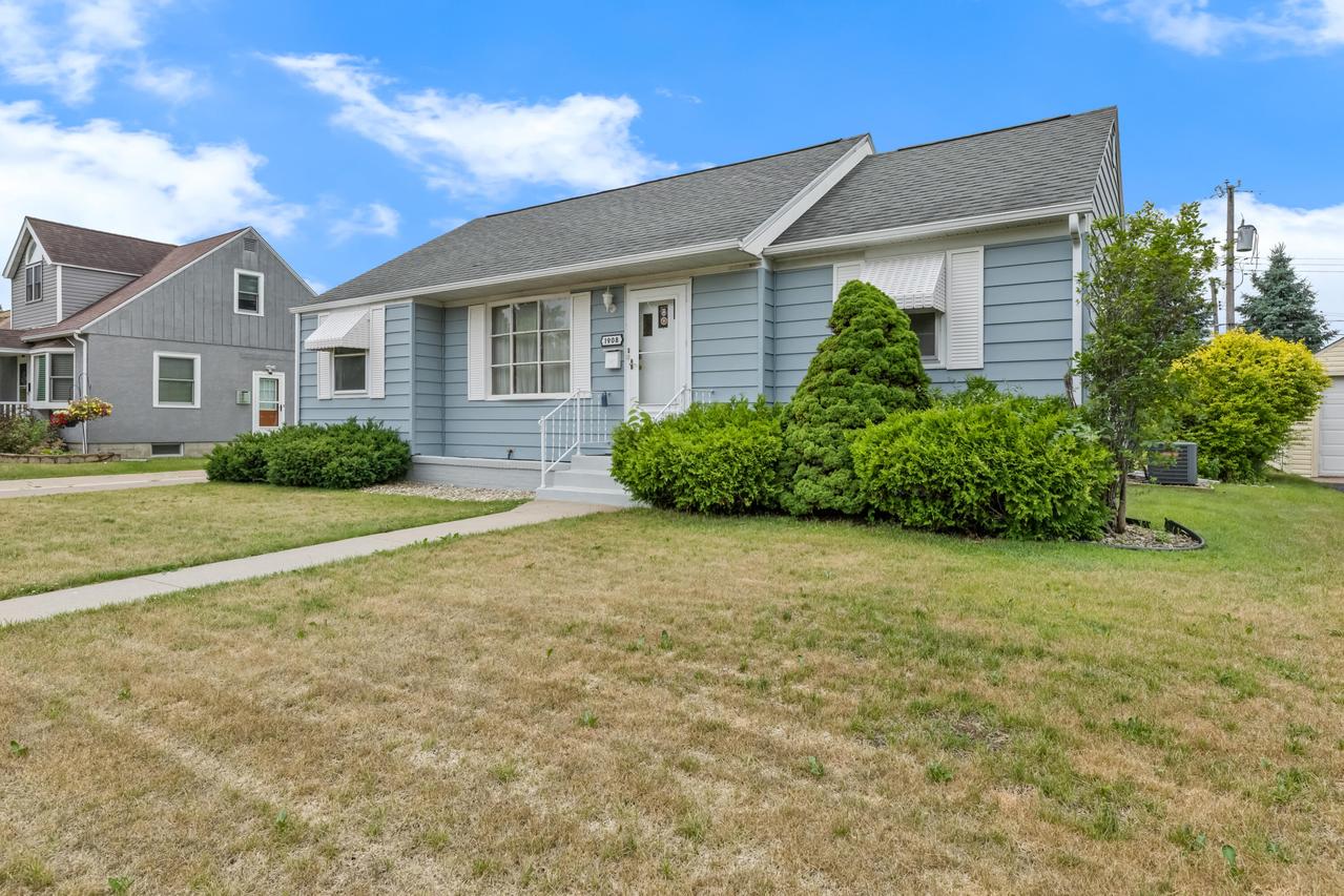 1908 S 23rd St, La Crosse, WI 54601
