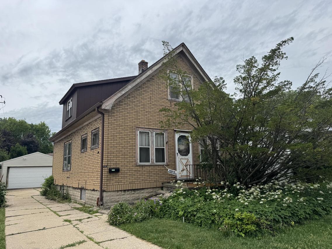 8525 W Lincoln Ave, West Allis, WI 53227