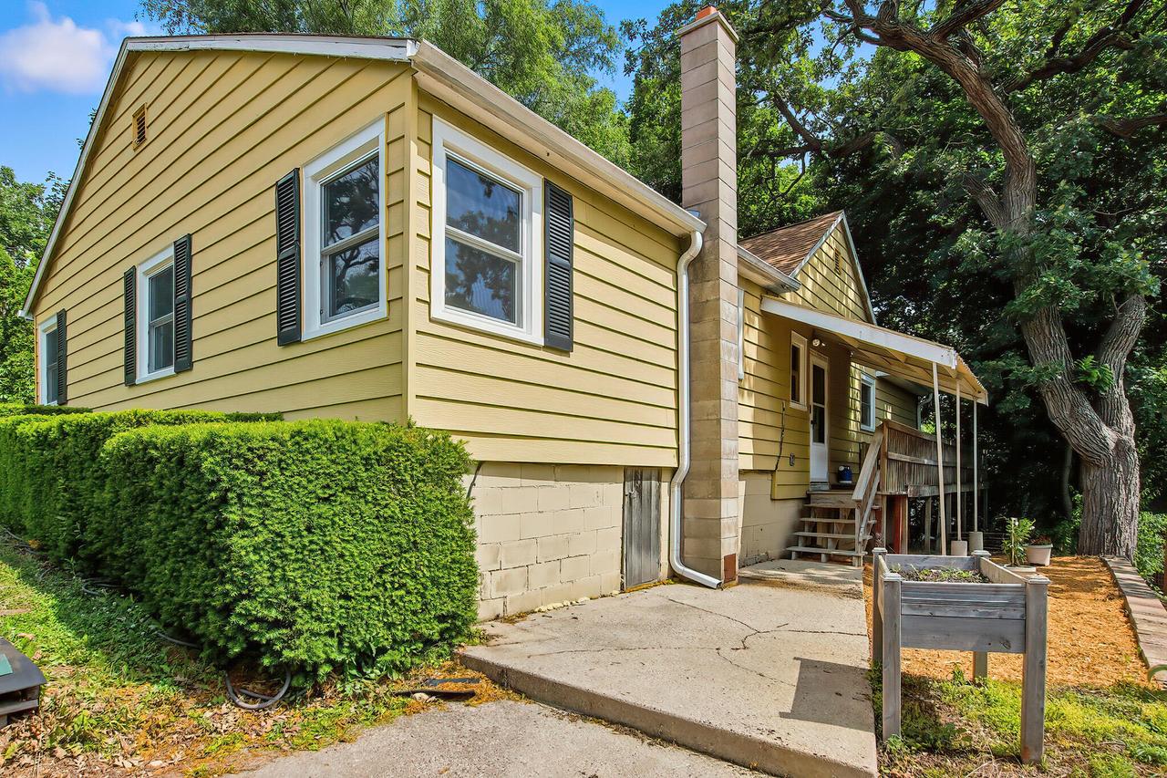 33834 Hillcrest Dr, Burlington, WI 53105