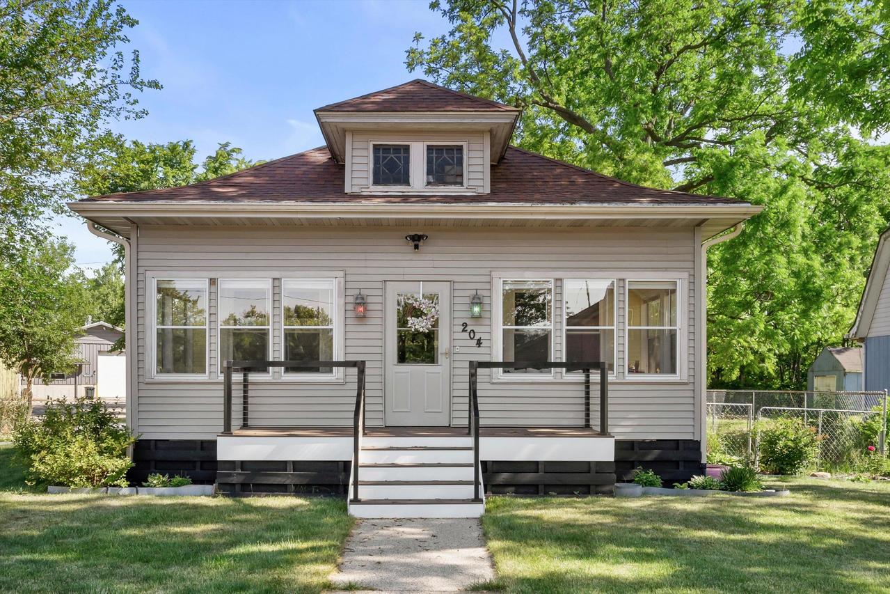 204 E North St, Salem Lakes, WI 53170