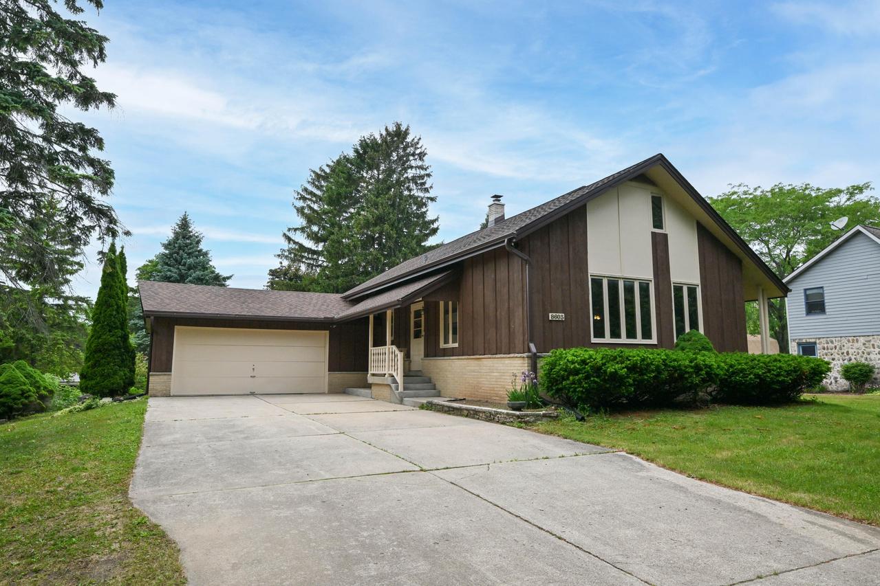 8603 N Regent Rd, Fox Point, WI 53217
